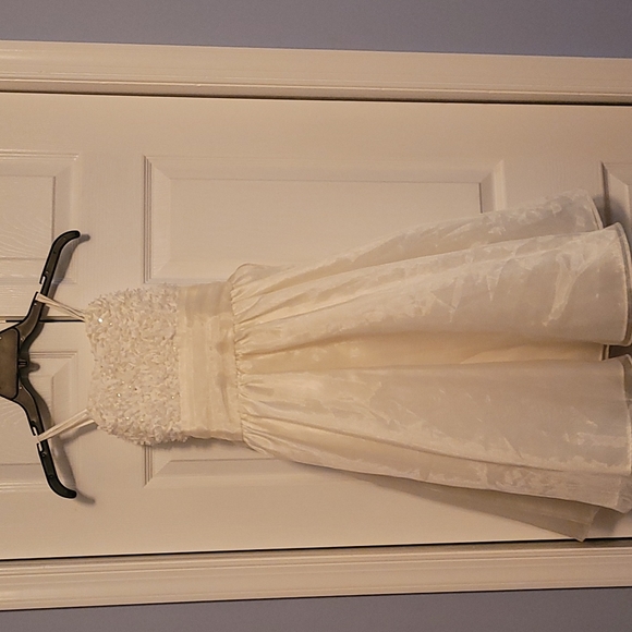 Girls cream color dress - Picture 1 of 4